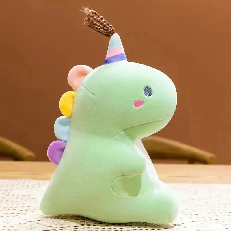 Peluche dinosaure réaliste en situation de jeu