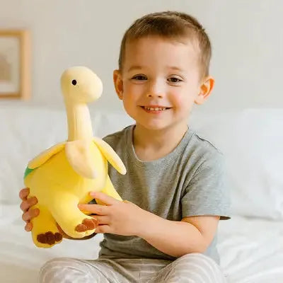 Enfant tenant jouet doux inspiré des dinosaures anciens