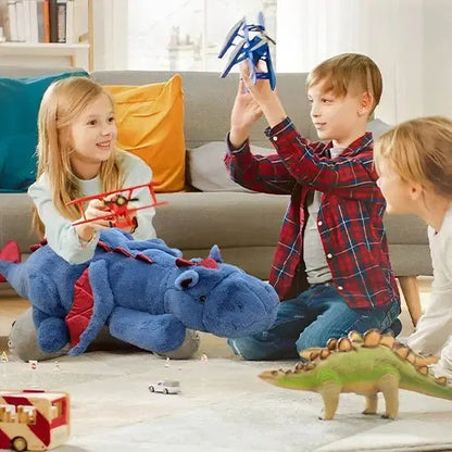 Peluche dragon réaliste en situation de jeu