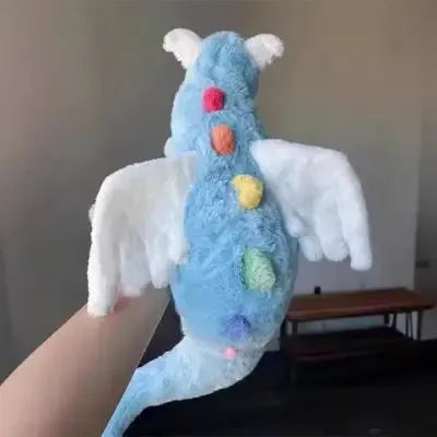 Peluche dragon réaliste en situation de jeu