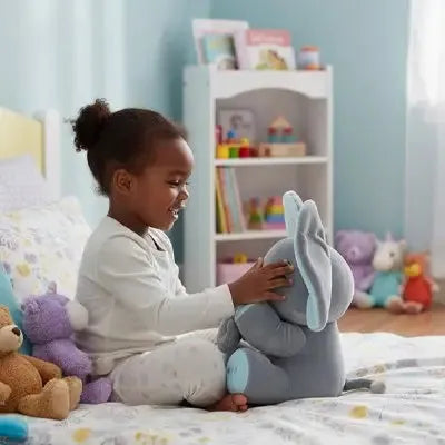 Peluche éléphant réaliste en situation de jeu