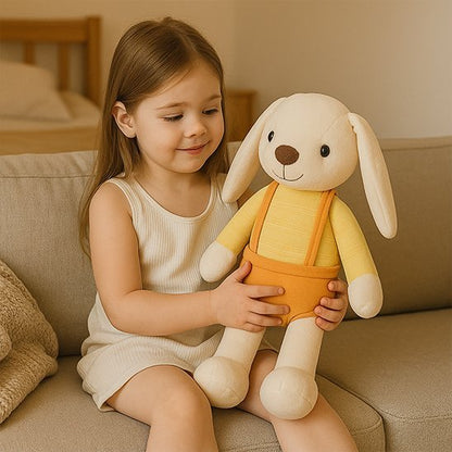 peluche lapin jaune dans les bras fillette sur canapé
