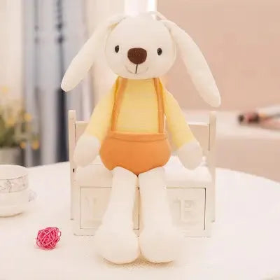 Jouet textile en forme de lapin sur banc blanc