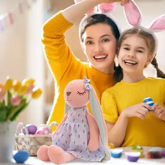 Peluche lapin réaliste en situation de jeu