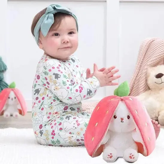 Peluche lapin réaliste en situation de jeu