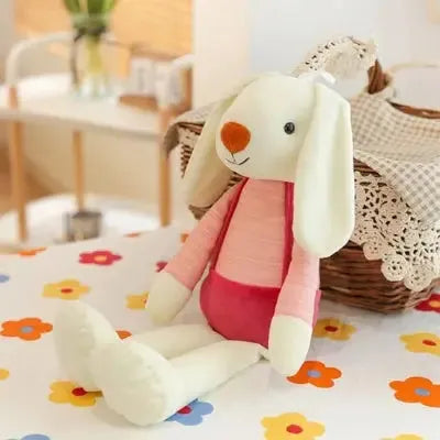 peluche lapin assis sur une table colorée