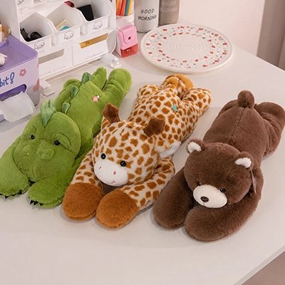 Peluche lestée dinosaure girafe ours sur table
