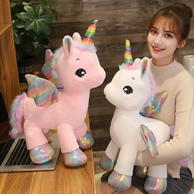 Peluche licorne blanc et rose sur une table