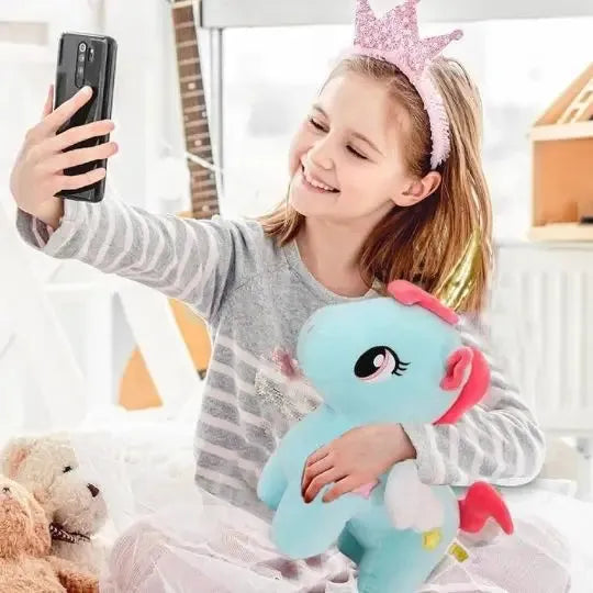 Jeune fille prenant un selfie avec une peluche magique.