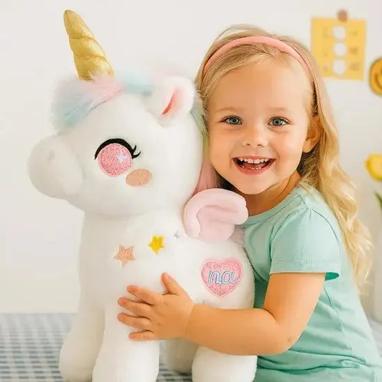 Peluche licorne réaliste en situation de jeu