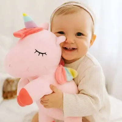 Peluche licorne réaliste en situation de jeu