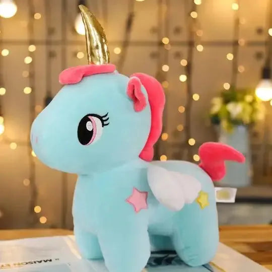 Créature en peluche bleue avec corne dorée étincelante