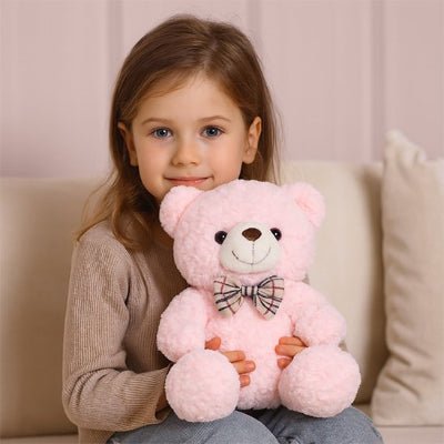 peluche ours rose dans les mains d'une fille adorable