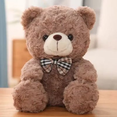 peluche ours brun sur une table