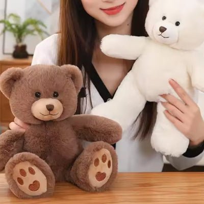 peluche ours avec jeune fille à la table