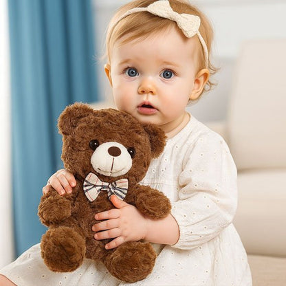 peluche ours brun avec bébé fille