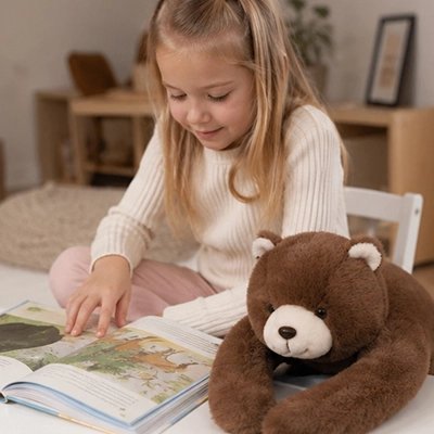 Peluche ours lestée au côté d'une jeune fille