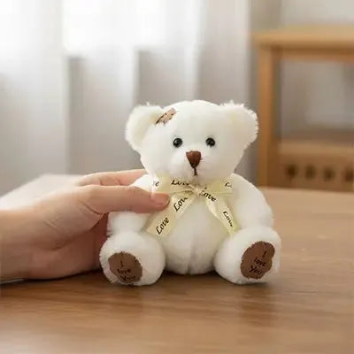Peluche ours réaliste en situation de jeu