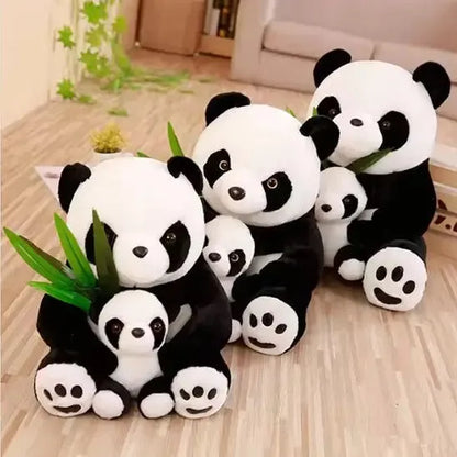 Peluche panda réaliste en situation de jeu