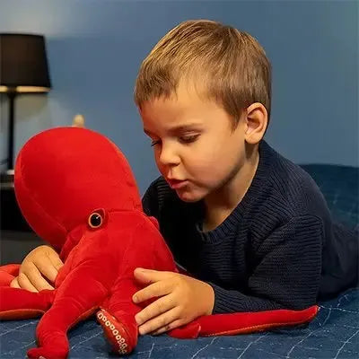 Peluche pieuvre dans les mains d'un garçon