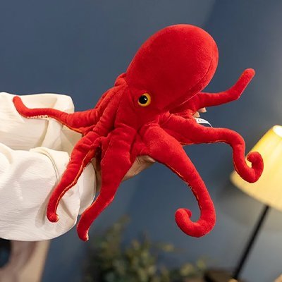 Peluche pieuvre dans les mains