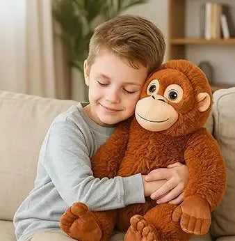 Peluche singe et garçon qui fait un calîn