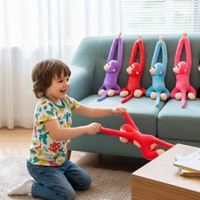 Peluche singe rouge avec un garçon