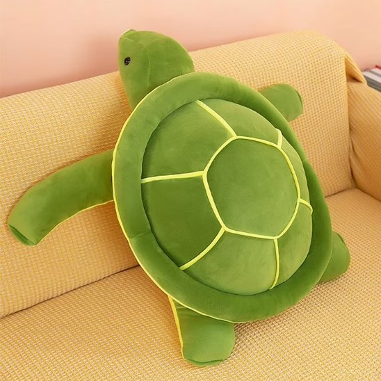 peluche tortue debout sur un canapé