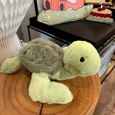 Peluche tortue douce posée sur une table boisée