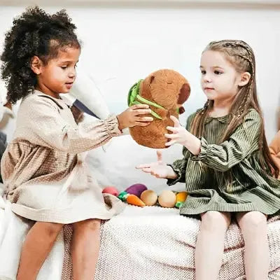 Peluche tortue réaliste en situation de jeu