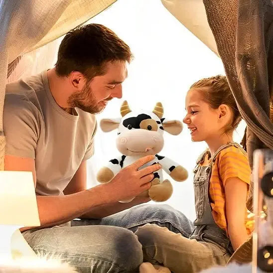 Peluche vache réaliste en situation de jeu