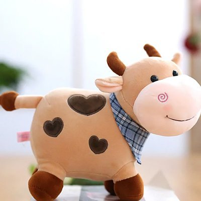 Peluche vache brune sur une table
