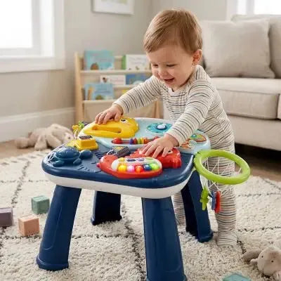 Enfant découvre table d'activités ludiques et interactives colorées