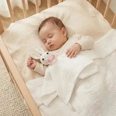 Premier doudou lapin, Cadeau naissance douceur en cours d'utilisation