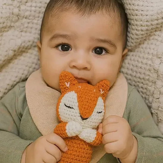Premier doudou lapin, Cadeau naissance douceur en cours d'utilisation