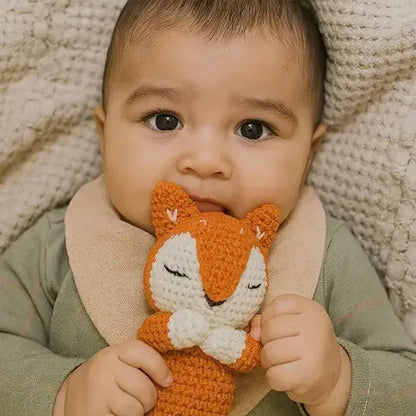 Premier doudou lapin, Cadeau naissance douceur en cours d'utilisation