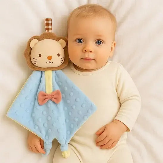 Bébé découvre compagnon à crinière pour moments câlins.