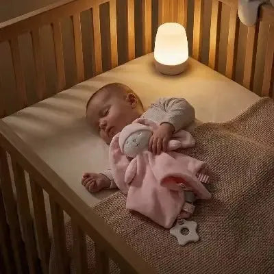 Premier doudou ours, Cadeau naissance douceur en cours d'utilisation