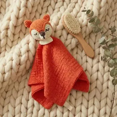 Premier doudou renard, Cadeau naissance douceur en cours d'utilisation
