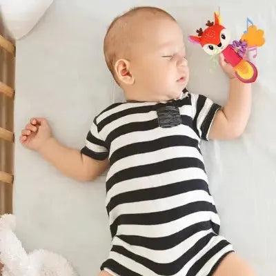 Enfant endormi avec jouet animalier vibrant coloré.