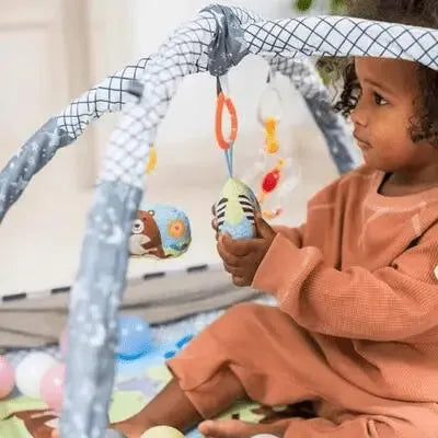 Environnement interactif pour bébé avec jouets suspendus colorés