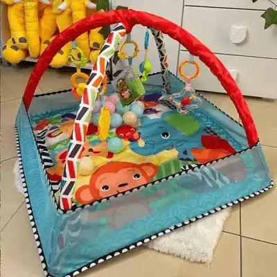 Environnement ludique pour bébé avec jouets suspendus interactifs