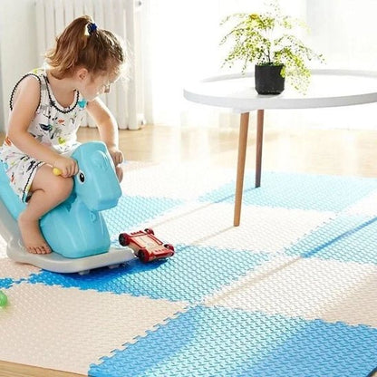 tapis de motricité bébé avec fille sur jouet à bascule