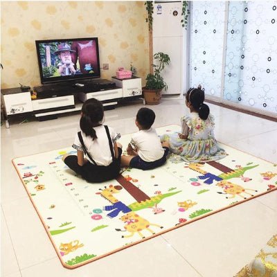 tapis de motricité enfants devant télévision