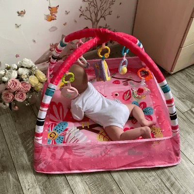 tapis d'éveil bébé fille sure le ventre