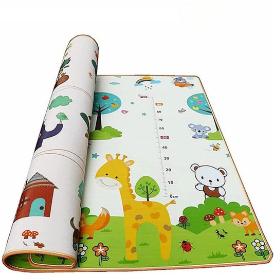 tapis en mousse bébé girafes enroulé