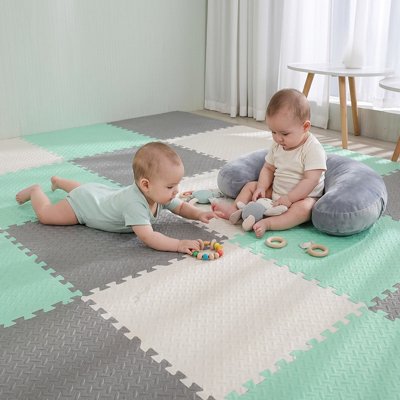 Bébé explore sol doux avec dalles colorées sécurisées