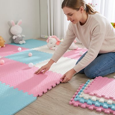 Installation de dalles en mousse colorées pour aire de jeu