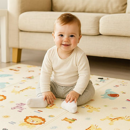 tapis sol bébé motricité libre garçon souriant assis