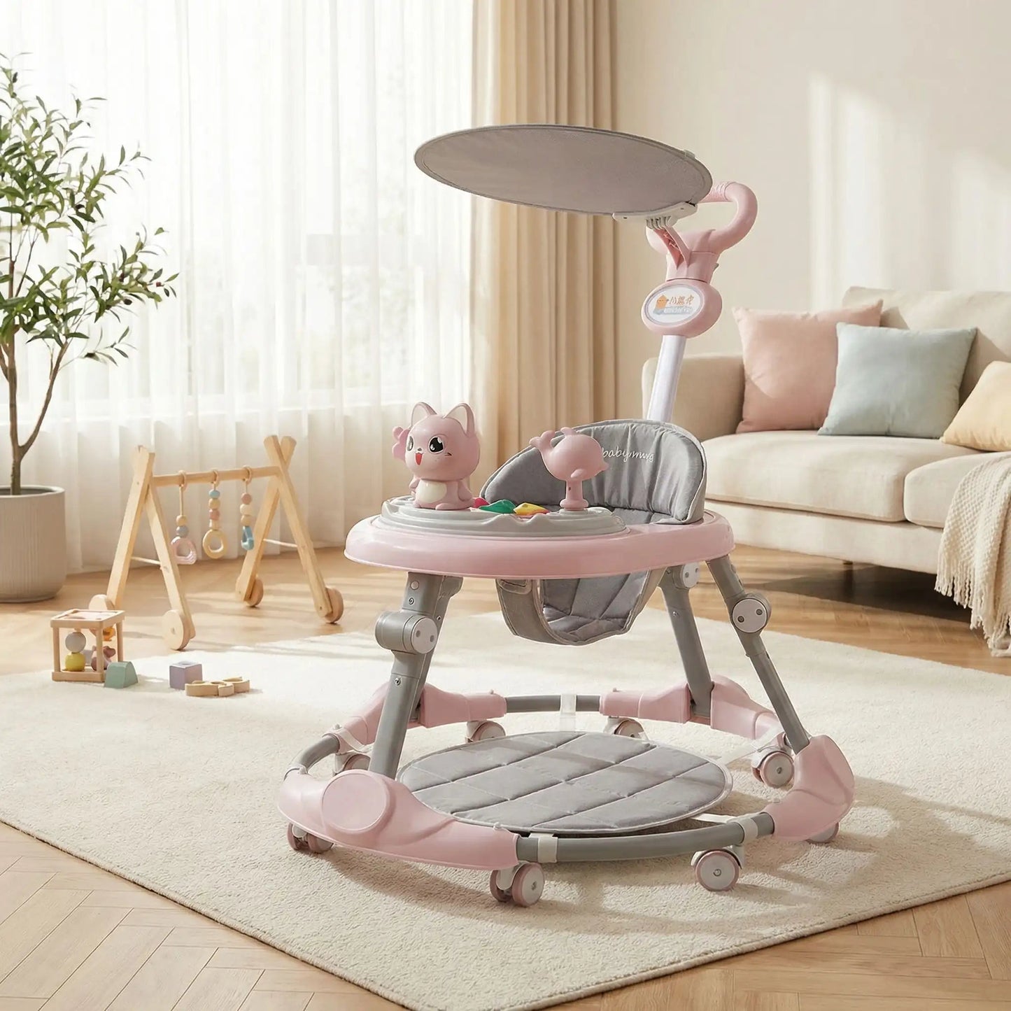 Trotteur bébé fille au sol dans le salon 